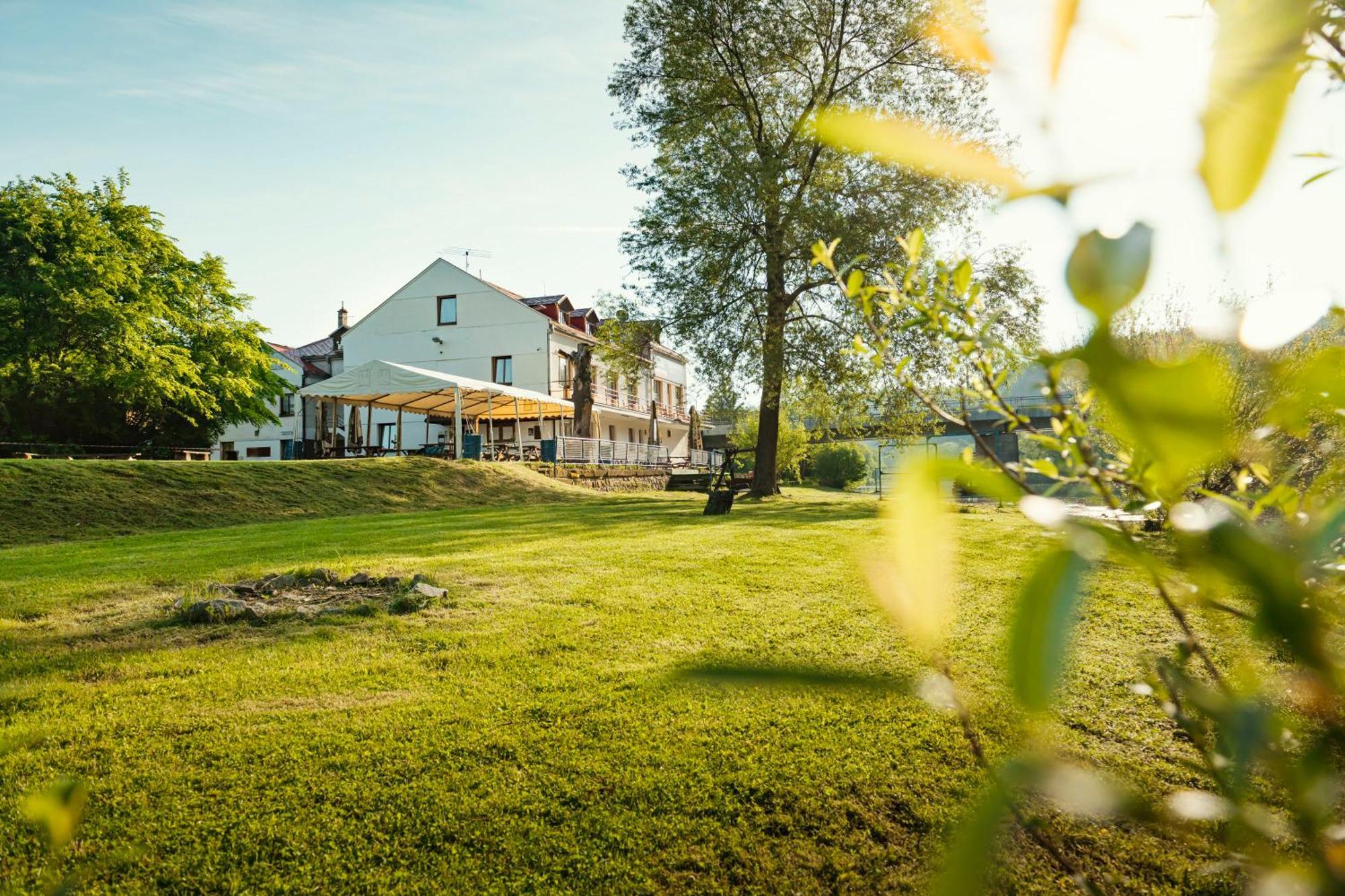 Hotel Ostende Chocerady Екстер'єр фото